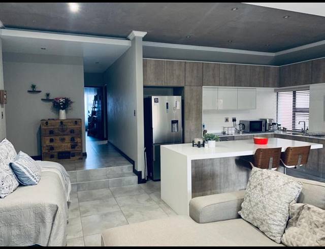 2 BEDROOM APARTMENT FOR SALE IN MENLO PARK